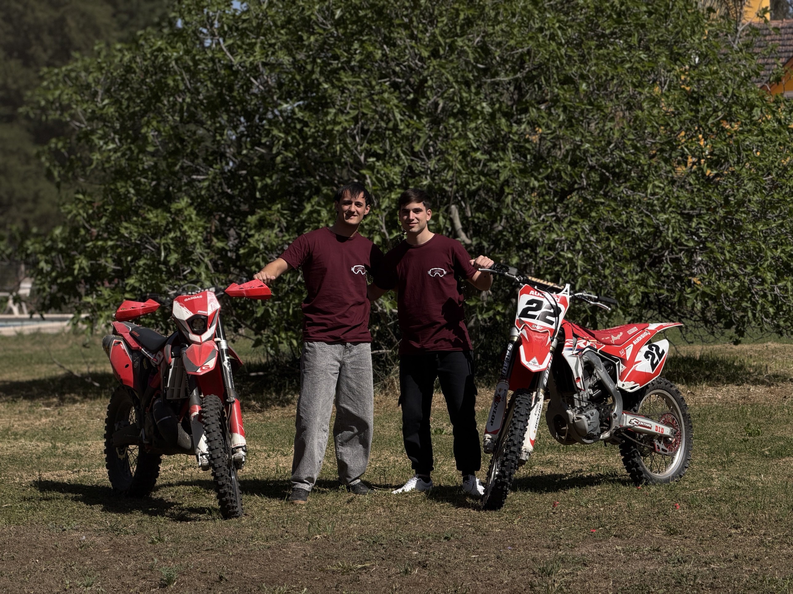 Benjamín y Tomás, los socios de KURACING, con sus motos